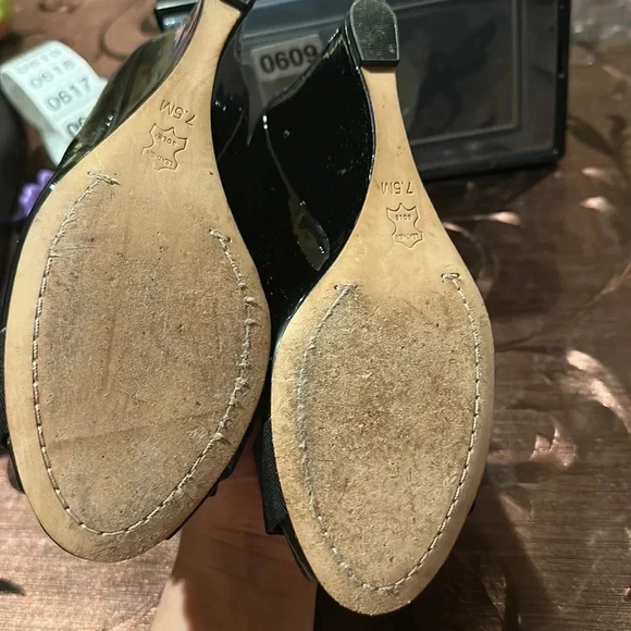 Tory Burch Black patent leather with bow and gold TB emblem
Leather sole - Picture 6 of 7